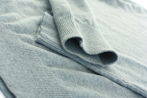 DAMSKI SWETER Z DEKOLDEM V LORAINE DAMSKI SWETER Z DEKOLDEM V LORAINE