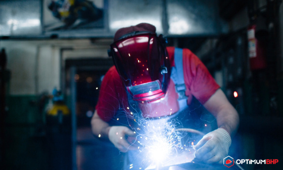 Środki ochrony oczu i twarzy – jak dokonać przeglądu technicznego? Sklep i hurtownia Optimum BHP podpowiada!