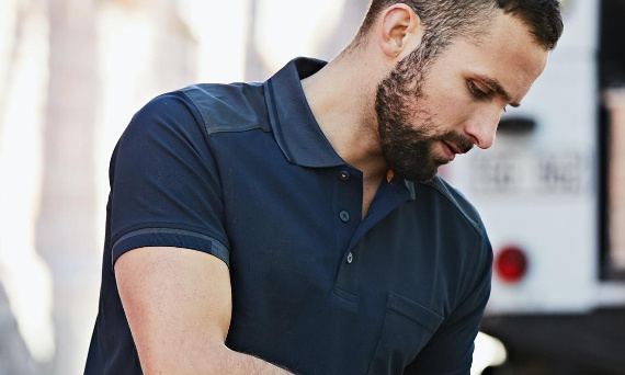 Internetowy sklep i hurtownia Optimum BHP poleca koszulki robocze polo i t-shirty na lato znanego producenta Snickers Workwear – letnie koszulki do pracy