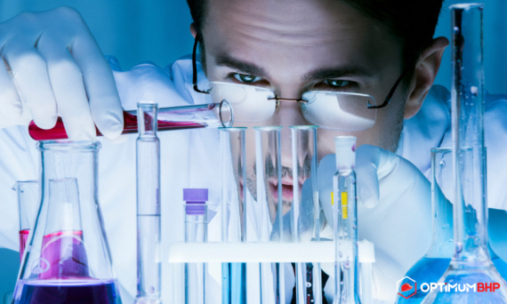 Odzież do pracy z chemikaliami ciekłymi – internetowym sklep Optimum BHP podpowiada na co zwrócić uwagę