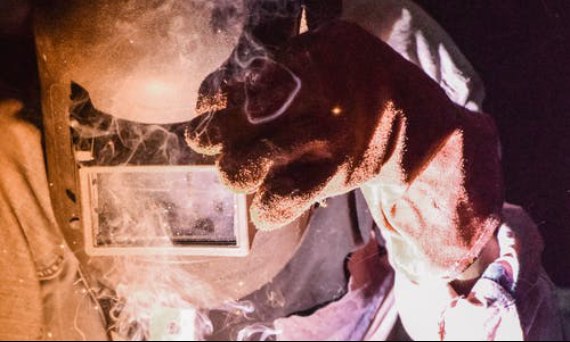 Okulary spawalnicze czy gogle dla spawacza? A może przyłbica spawalnicza? Co kupić w sklepie bhp?