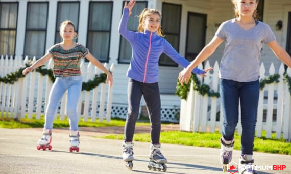 Rolki kontra wrotki – co będzie lepszym rozwiązaniem? Sklep online przybliża różnice pomiędzy rolkami i wrotkami!