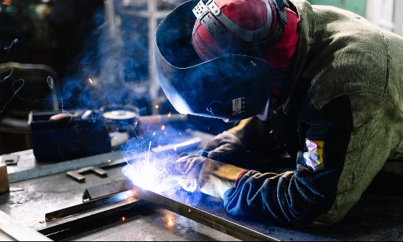 Ubieramy spawacza - jakie środki ochrony indywidualnej warto kupić w naszym sklepie bhp?