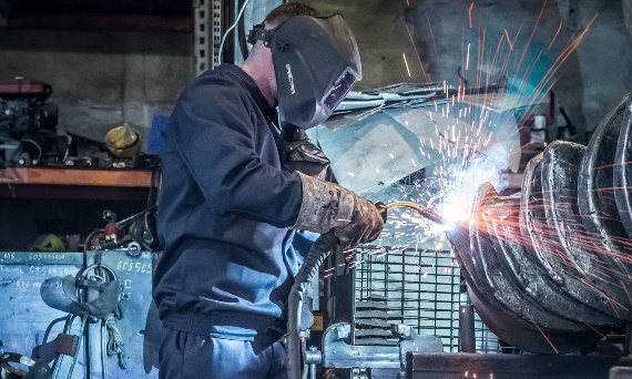 Ubieramy spawacza – sklep i hurtownia Optimum BHP z bogatą ofertą na ubrania robocze dla spawacza