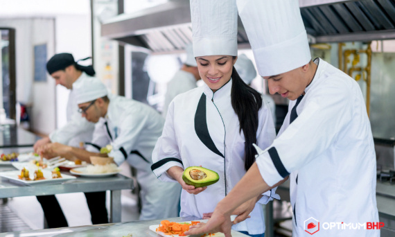 Sklep BHP dla sektora gastronomicznego – przeczytaj, jak zaopatrzyć kuchnię i restaurację w odzież i akcesoria ochronne?