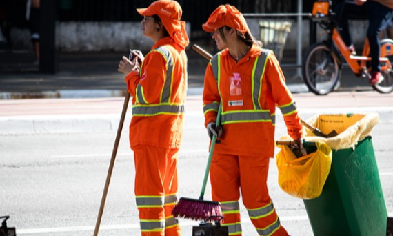 Odzież robocza dla pracowników porządkowych – jakie ubrania należy im zapewnić?